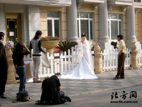 “看我的超大新娘” 婚纱影楼新招频出吸引眼球